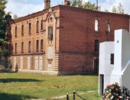 Budynek administracji dawnego obozu w Berezie Kartuskiej na współczesnym zdjęciu (fot. Christian Ganzer, lic. CC ASA 3,0)