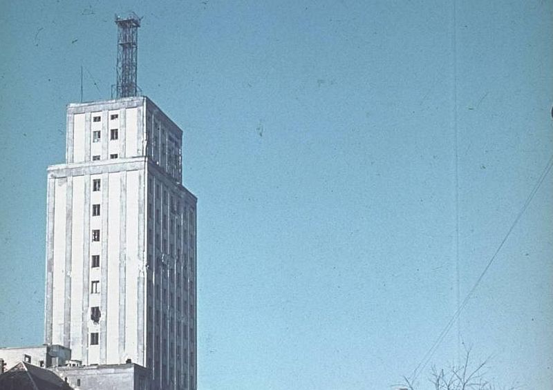 Już w 1938 r. na dachu warszawskiego Prudentialu stanęła (doskonale widoczna na zdjęciu wykonanym w 1939 r.) antena mająca służyć do nadawania sygnału telewizyjnego.
