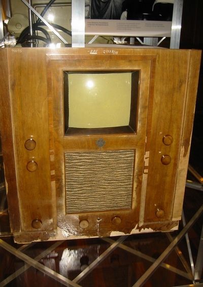 Telewizor Telefunken z 1936. To właśnie za takie cudo techniki trzeba była zapłacić w przedwojennej Polsce 5 tysięcy złotych (fot. Eirik Newth; lic. CC ASA 2.0).