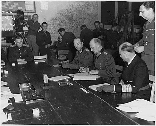 Generaloberst Alfred Jodl zapewne nawet nie podejrzewał w jakim pośpiechu przygotowywano akt kapitulacji III Rzeszy...