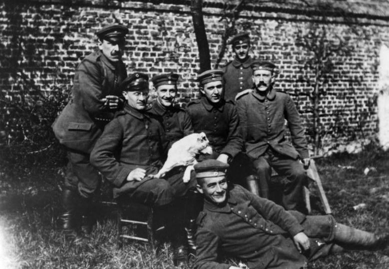 Hitler w 1914 roku (siedzi pierwszy z prawej) – niedługo po tym, jak rzekomo zaraził się syfilisem od wiedeńskiej prostytutki (źródło: Bundesarchiv; lic. CC ASA 3.0).