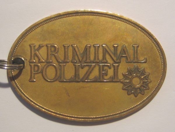Plakietka Kripo. To jej funkcjonariusze poszukiwali mordercy z S-Bahn.