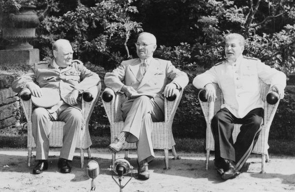 Churchill, Truman i Stalin na konferencji w Poczdamie. Z tej trójki tylko radziecki przywódca chciał przekazać Ziemie Zachodnie Polsce (źródło: U.S. National Archives and Records Administration, domena publiczna).