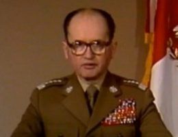 Zanim Wojciech Jaruzelski wypowiedział w 1981 r. wojnę całemu narodowi wprawiał się walcząc z Kościołem w armi