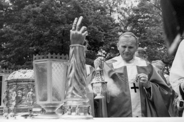 Tysiąclecie chrztu Polski zbliżało się wielkimi krokami, więc aparat władzy zaostrzał kurs antyklerykalny. Na zdjęciu arcybiskup Karol Wojtyła podczas jednej z milenijnych mszy (źródło: domena publiczna).