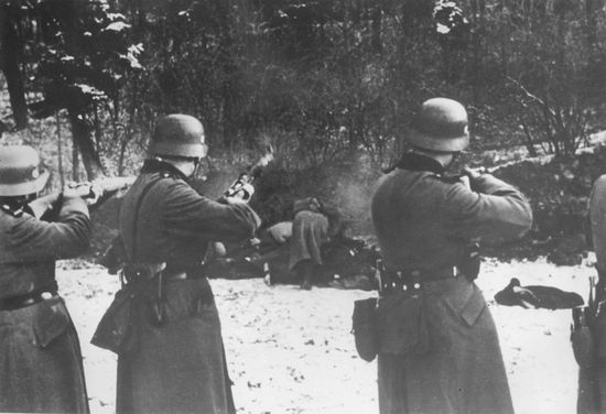 Za sprawą rozporządzenia z lutego 1945 roku mieszkańcy III Rzeszy poczuli na własnej skórze jak wyglądały nazistowskie rządy terroru w okupowanych krajach. Na zdjęciu egzekucje cywilów w Bochni.