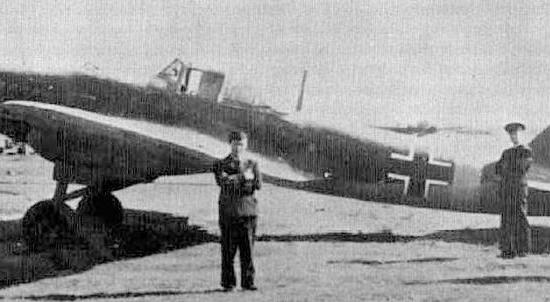 Piloci eskadry „Leonidas” (KG-200 „V”) stoją koło zdobycznego radzieckiego samolotu szturmowego Ił-2. Być może w kwietniu 1945 r., któryś z nich został kamikaze Hitlera.