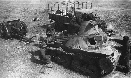 Mimo, że Japończycy walczyli zaciekle, to nie mieli szans na zwycięstwo. Sprawy zdecydowanie nie poprawiał przestarzały sprzęt bojowy. Na zdjęciu czerwonoarmiści oglądają zdobyczny czołg Typ 95 Ha-Go.
