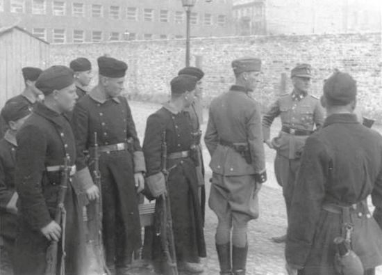 Nastawienie dowództwa AK względem bojowników ŻOB uległo niewielkiej zmianie dopiero po tym jak ci zaczęli strzelać do Niemców. Na zdjęciu generał Jürgen Stroop i żołnierze jednostek pomocniczych na Umschlagplatzu w trakcie powstania w getcie.