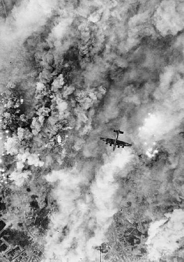 Brytyjski bombowiec Halifax w czasie jednego z licznych nalotów na Caen. Lipiec 1944 roku.