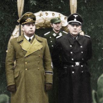 Wilhelm Koppe (z prawej) wraz z innym zbrodniarzem Josefem Bühlerem, podczas obchodów urodzin Adolfa Hitlera w Krakowie (źródło: domena publiczna; koloryzacja: Rafał Kuzak). Wilhelm Koppe (z prawej) wraz z innym zbrodniarzem Josefem Bühlerem, podczas obchodów urodzin Adolfa Hitlera w Krakowie (źródło: domena publiczna; koloryzacja: Rafał Kuzak).