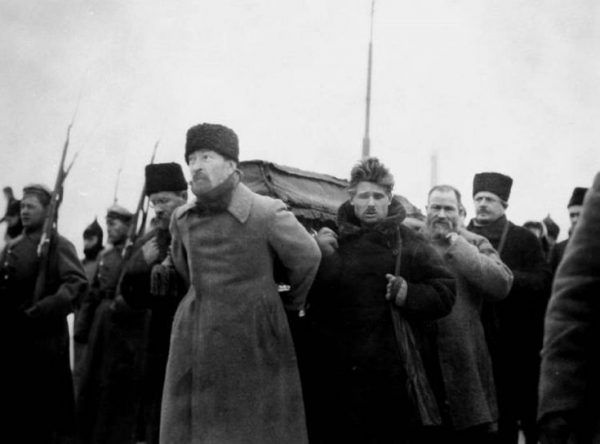 Problemem bezprizornych miał się zająć Feliks Dzierżyński. Na zdjęciu niesie trumnę z ciałem Lenina (domena publiczna).