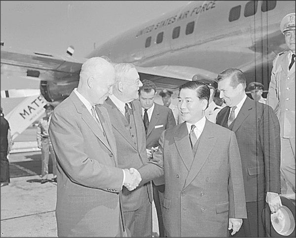 Ngo Dinh Diem w dniach chwały. Na zdjęciu z prezydentem USA, Dwightem Eisenhowerem.