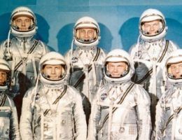 cy astronauci. To od nich i ich żon się zaczeło.