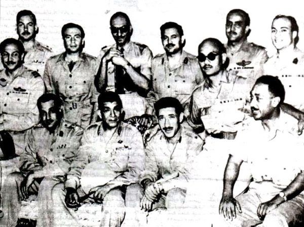 Naser w grupie Wolnych Oficerów, siedzi pierwszy z lewej. Dalej Nagib, Amir i Sadat (źródło: domena publiczna).