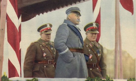 Marszałek Józef Piłsudski odbiera defiladę w dniu Święta Niepodległości 11 listopada 1930 r. Zdjęcie pierwotnie opublikowane na okładce międzywojennego tygodnika "Światowid".