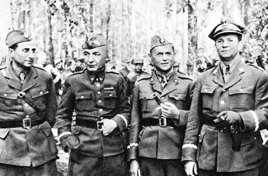Karol Świerczewski (drugi z lewej). Pijaczyna i marny dowódca, ale za to przyjaciel Hemingwaya.