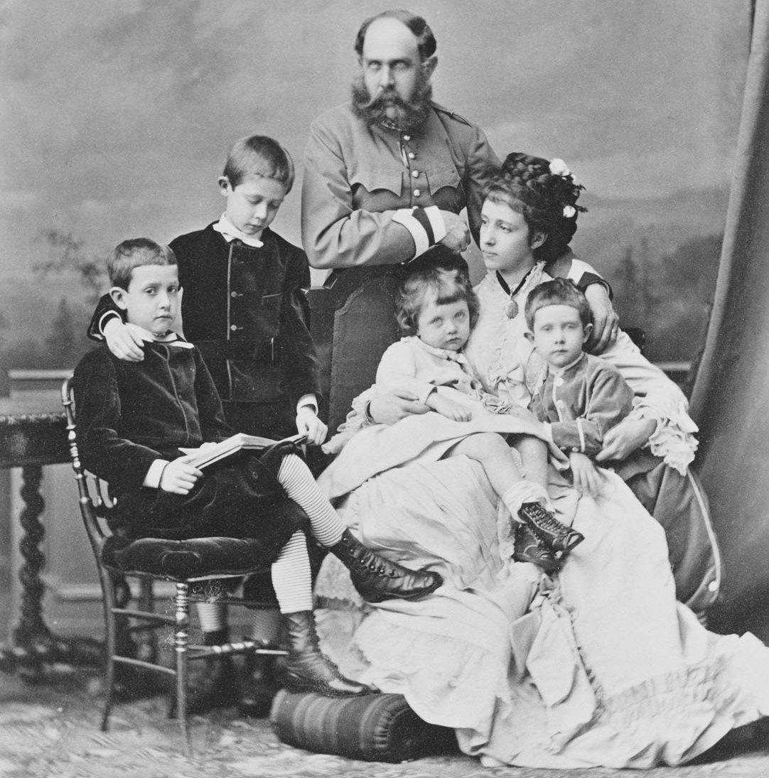 Karol Ludwik w 1873 roku ze świeżo poślubioną trzecią żoną, Marią Teresą portugalską, i czwórką dzieci z poprzedniego związku: Franciszkiem Ferdynandem, Ottonem, Ferdynandem Karolem i Małgorzatą Zofią.