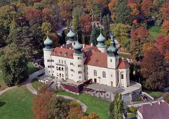 Rodzina arcyksięcia Karola Ludwika miesiące letnie spędzała na zamku Artstetten w dolinie Dunaju,. Ciekawe w której komnacie uczył się mały Franciszek Ferdynand (autor zdj. Arcomonte26, lic.CC-BY 3.0).