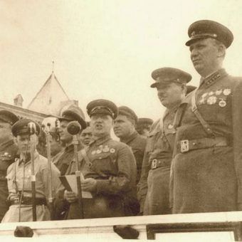 Radzieccy generałowie - pijacy, złodzieje i sadyści. Na zdjęciu m.in. Gieorgij Żukow.