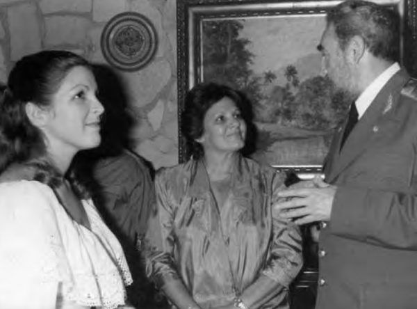 Fidel, który dla własnych dzieci był co najmniej nienajlepszym ojcem, nie zapominał o osieroconym potomstwie swego przyjaciela Che. Tu na ślubie Aleidity (najstarszej córki Aleidy i Che). Po środku matka panny młodej.