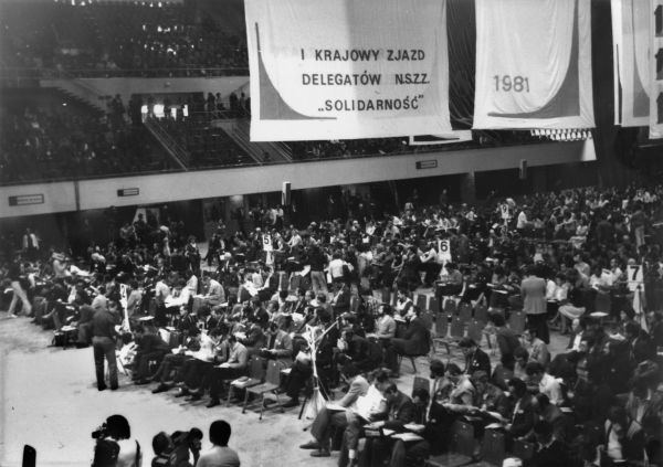I Krajowy Zjazd Delegatów NSZZ "Solidarność" odbył się w hali gdańskiej Olivii (fot. Andrzej Friszke, Rewolucja Solidarności, Znak 2014).