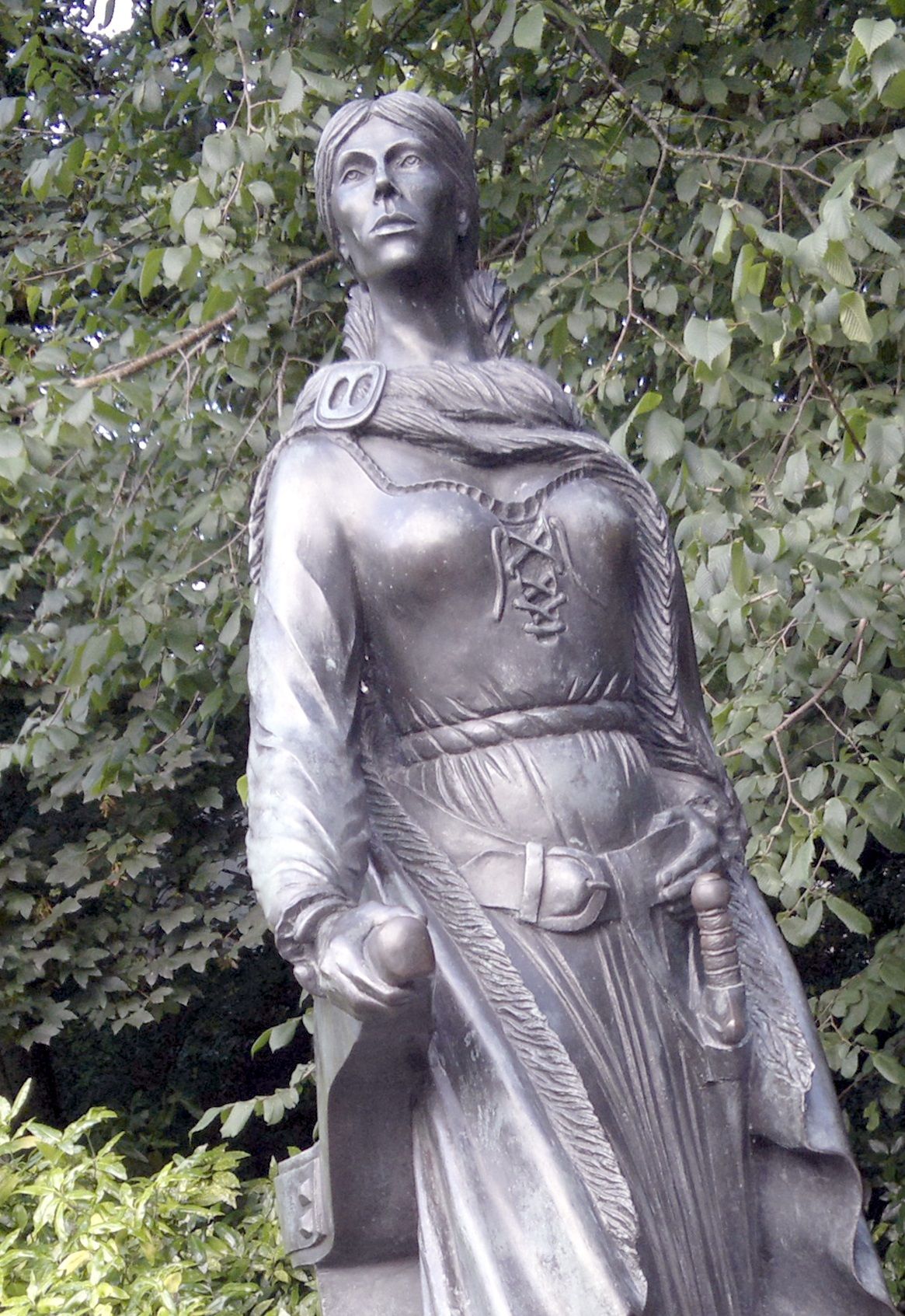 Brązowa statua królowej piratów stojąca w Westport House.
