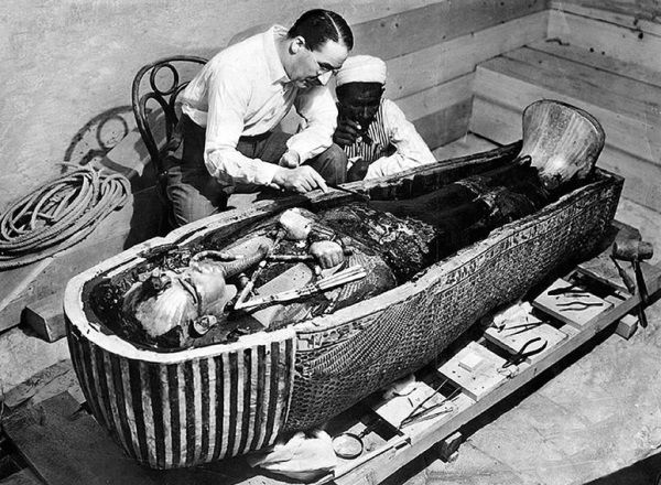 Howard Carter zapewne znalazłby w Egipcie o wiele więcej cennych mumii, gdyby nie pewna makabryczna pomyłka... Howard Carter zapewne znalazłby w Egipcie o wiele więcej cennych mumii, gdyby nie pewna makabryczna pomyłka...