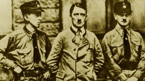 W 1923 r. Bernhard Stempfle należał już do najbliższego grona współpracowników Hitlera. Został wręcz jego powiernikiem. Na zdjęciu Hitler i jego ochrona (1923).