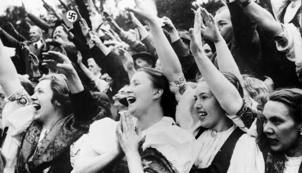 Młode nazistki szalejące na widok Hitlera, jak fanki gimnazjalistki na koncercie Biebera. Bez wsparcia pewnego księdza ta obsesja nie miałaby szans zaistnieć...