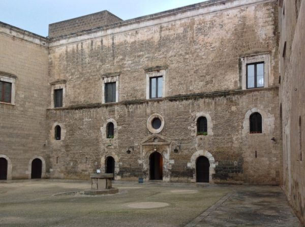 Dziedziniec zamku w Bari. To w tej ponurej rezydencji straciła życie Bona Sforza (fot. Kamil Janicki).