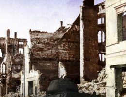 Wrak radzieckiego czołgu na ulicach Elbląga. Jego załoga miała znacznie mniej szczęścia niż Diaczenko.
