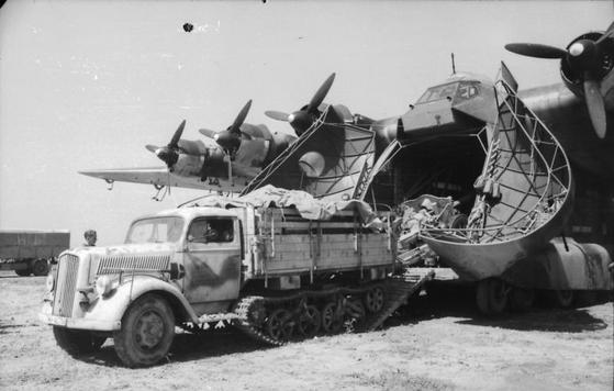 Messerschmitt Me 323 „Gigant” bez problemu mogły transportować działa, ciężarówki a nawet lekkie czołgi. Dlatego tak ważne było wyeliminowanie tych maszyn z walki (źródło: Bundesarchiv; lic. CC ASA 3.0).