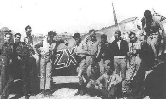 W akcji z 22 kwietnia wzięło udział sześciu pilotów Polskiego Zespołu Myśliwskiego: Karol Pniak (trzeci od lewej), Eugeniusz Horbaczewski (czwarty od lewej), Kazimierz Sporny (pierwszy od lewej), Jan Kowalski (drugi z prawej), Marcin Machowiak (siódmy od lewej) i Kazimierz Sztramko (ósmy od lewej).