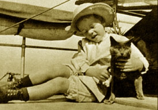 Slippers - kot, który rządził Białym Domem. Na zdjęciu wraz z najmłodszym synem Theodore'a Roosevelta.