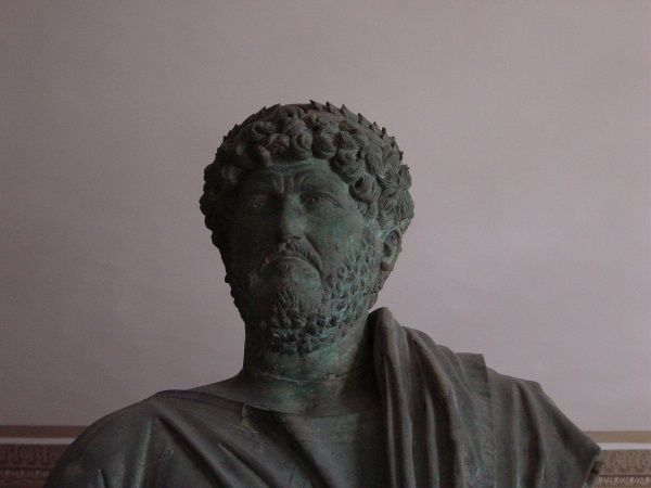 Cesarz Hadrian nie słynął z okrucieństwa, nie przeszkodziło mu to jednak wbić niewolnikowi pióro w oko (zdjęcie opublikowane na licencji CCA SA 3.0, autor Giovanni Dall'Orto).