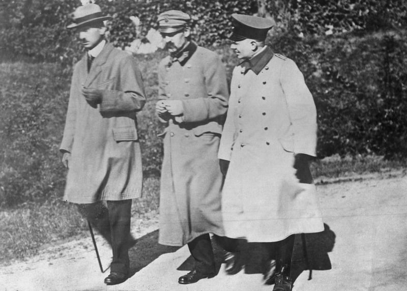 Józef Piłsudski, Kazimierz Sosnkowski i oficer armii niemieckiej Schlossmann w czasie spaceru na terenie twierdzy w Magdeburgu