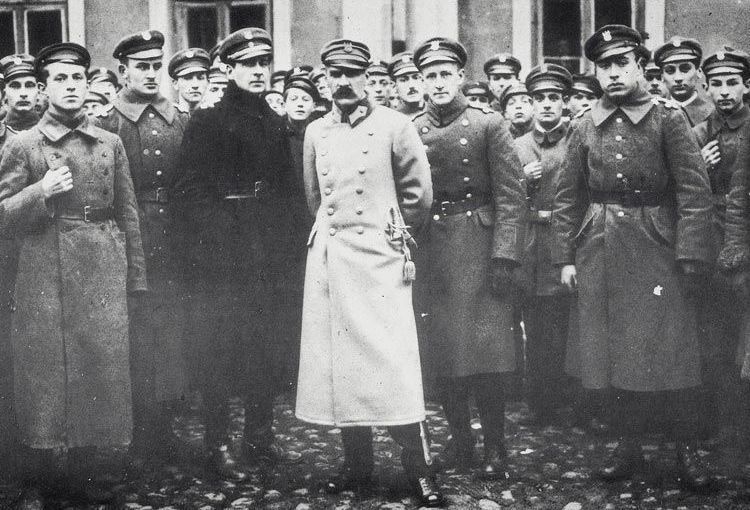 Po powrocie 10 listopada 1918 r. do Warszawy Piłsudski niemal natychmiast stał się głównym kandydatem do przejęcia władzy w powracającej na mapę Europy Polski.