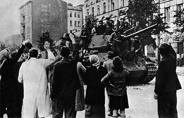 Wkraczający do Polski czerwonoarmiści szybko pokazali, że dla kobiet stanowią nawet większe zagrożenie niż żołnierze Wehrmachtu. Na ilustracji mieszkańcy warszawskiej Pragi witają czerwonoarmistów w sierpniu 1944 r. (źródło: domena publiczna).