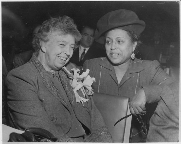 Po wizycie u Antoine’a Eleanor Roosevelt (z lewej) już stale nosiła krótkie włosy.