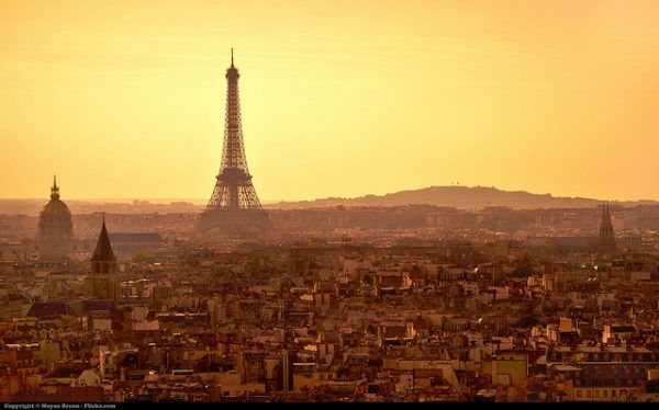 Niewiele brakowało, by nic nie zostało z paryskiego blasku (fot. Moyan Brenn, CC BY 2.0)