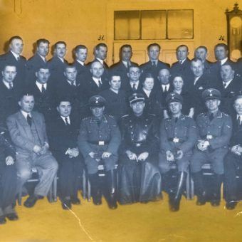Warszawska policja kryminalna. Zdjęcie z 1942 roku (domena publiczna).