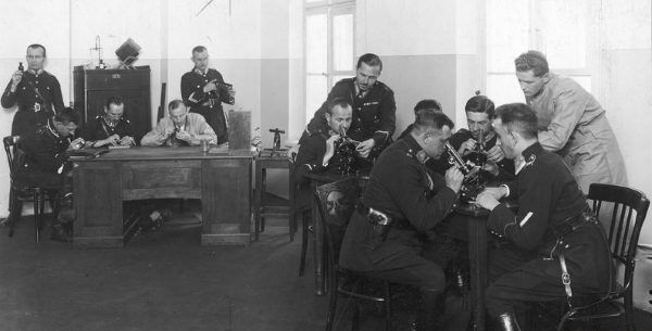 Przedwojenni policjanci Służby Śledczej. Fotografia "Ilustrowanego Kuryera Codziennego".