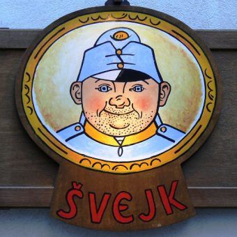 Szwejk a może Hašek? (rysunek Josefa Lady, fot. Wolfgang Sauber, CC BY-SA 3.0) Szwejk a może Hašek? (rysunek Josefa Lady, fot. Wolfgang Sauber, CC BY-SA 3.0)