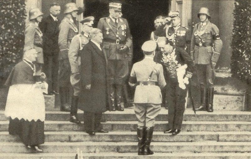 Polski ambasador w Niemczech Józef Lipski wita Adolfa Hitlera na stopniach berlińskiej katedry św. Jadwigi tuż przed rozpoczęciem mszy żałobnej za duszę Józefa Piłsudskiego (źródło: domena publiczna).