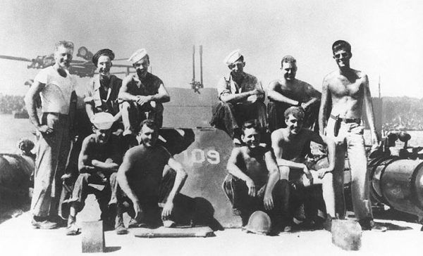 Podporucznik John F. Kennedy (stoi po prawej) ze swoją załogą w 1943 roku (fot. ze zbiorów U.S. National Archives, domena publiczna),