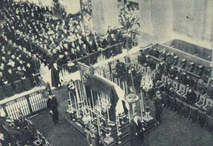 Uroczystość żałobna ku czci Józefa Piłsudskiego odprawiona 18 maja 1935 roku w paryskim kościele garnizonowym św. Ludwika (źródło: domena publiczna).