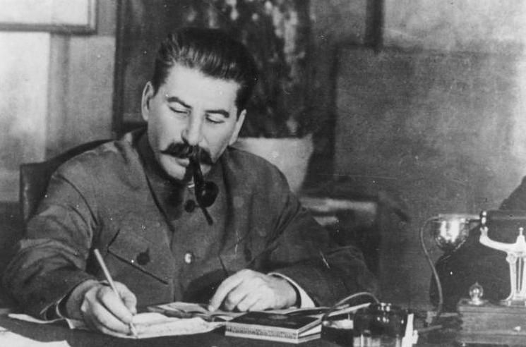 Decyzja Stalina sprawiła, że Armia Czerwona zachowywał się w Polsce jak na podbitym terytorium. Najlepszym tego dowodem była planowa grabież na ogromną skalę (źródło: Bundesarchiv; lic. CC ASA 3.0).