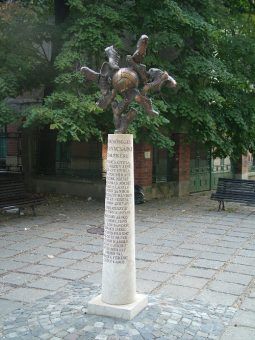 Taki pomnik wystawili Węgrzy swojej złotej jedenastce w Segedynie (fot. Kalmár Márton, domena publiczna).