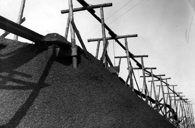 Szczególne znaczenie dla Sowietów miał śląski węgiel. Tylko od 1 kwietnia do 1 czerwca 1945 roku planowali oni wywieźć do ZSRR aż 975 tys. ton czarnego złota (źródło: domena publiczna).